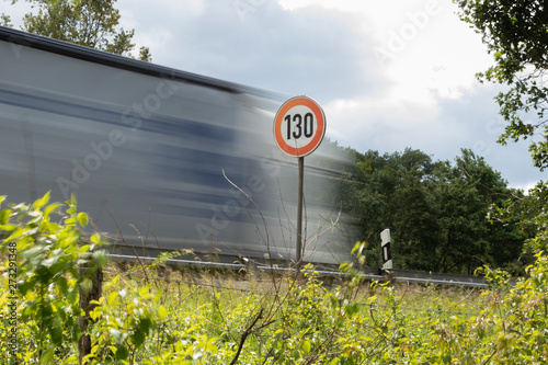 Fotomural Tempo 130, Straßenschild mit LKW, Autobahn