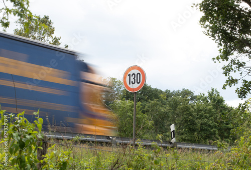 Fotografía Tempo 130, Straßenschild mit LKW, Autobahn