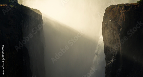 wodospady-wiktorii-lub-mosi-oa-tunya-zambia-i-zimbabwe-afryka