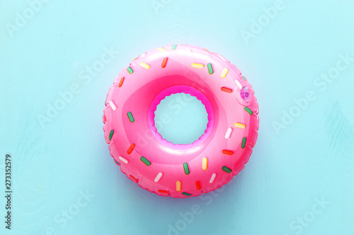Cuadros en Lienzo Inflatable donut ring over blue wooden background