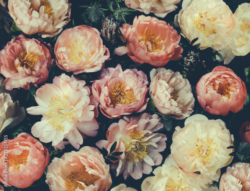 Obrazy róże  vintage-bukiet-rozowe-i-biale-piwonie-dekoracja-florystyczna-tle-kwiatow-barokowy