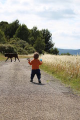 Wall Mural - enfant qui marche