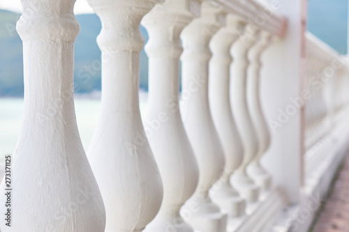 Cuadros en Lienzo Beautiful white fence of columns on the waterfront by the sea