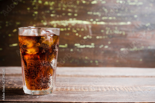 Fotomural Refreshing cold cherry cola on the wooden background