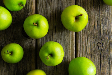 Canvas Print - green apples on old wooden background