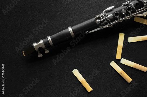 Fotografía details clarinet and reeds isolated on a white background