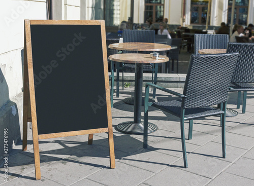 Fotografía Empty restaurant menu blackboard on the street, menu chalkboard mockup, menu boa