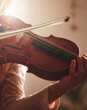 Eine Violine Wird Im Gegenlicht Gespielt
