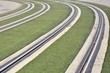 © KukiLadrondeGuevara - Vías paralelas de un tranvía urbano con césped artificial