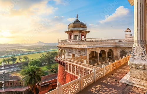Agra Fort - Medieval Indian fort made of red sandstone and marble with view of dome at sunrise Tableau sur Toile