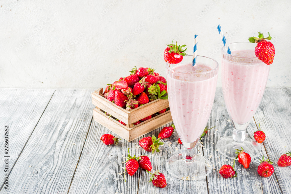 Strawberry smoothie or milkshake - obrazy, fototapety, plakaty 