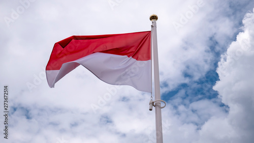 Dekoracja na wymiar  polska-flaga-powiewa-na-tle-blekitnego-nieba-z-bialymi-chmurami