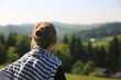 Kobieta patrząca na zielone pasmo gór