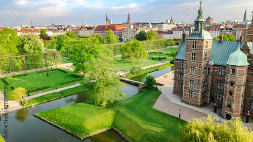 Foto  Aerial drone view of Rosenborg Slot Castle and beautiful garden from above, Kong