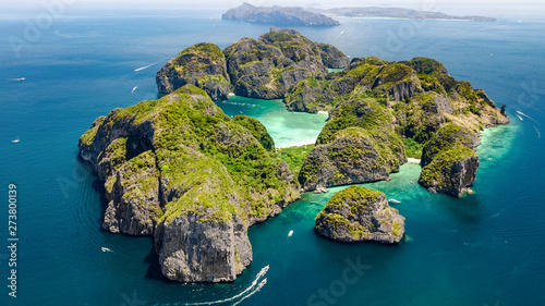 Fotografía Aerial drone view of tropical Ko Phi Phi island, beaches and boats in blue clear