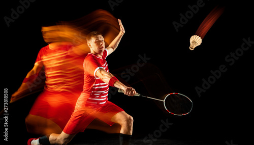 Plakaty Badminton  mlody-czlowiek-gra-w-badmintona-na-bialym-tle-na-czarnym-tle-w-mieszanym-swietle-meski-model-z