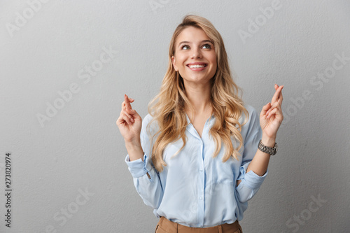 Fotografía Photo of elegant blond businesswoman with long curly hair smiling and keeping fi