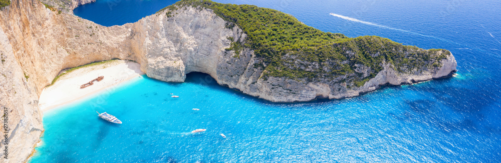 Obraz na płótnie Panorama des berühmten Navagio Schiffswrack Strandes auf Zakynthos mit blauem Meer und feinem Sandstrand, Ionische Inseln, Griechenland w salonie