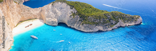 Cuadros en Lienzo Panorama des berühmten Navagio Schiffswrack Strandes auf Zakynthos mit blauem Me