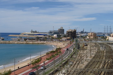 Poster - Tarrogone, bord de mer avec route et voie ferrée. Espagne.