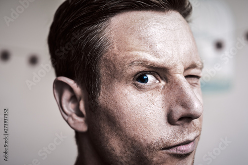 Fotografía Serious but inquisitive looking man with raised eyebrow looking directly at came