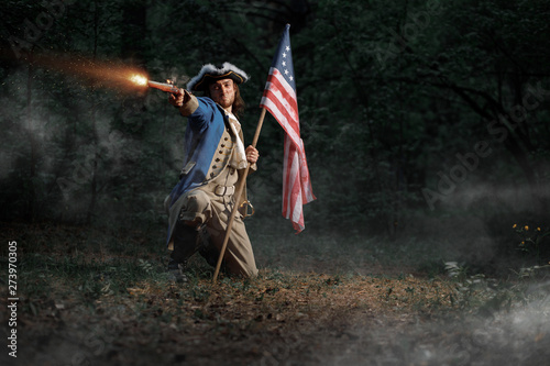 Cuadros en Lienzo Man dressed as soldier of War of Independence United States aims from pistol wit