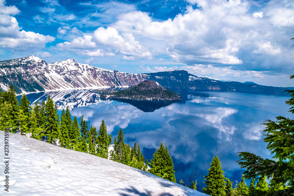 Beautiful Morning Hike Around Crater Lake in Crater National Park in Oregon - obrazy, fototapety, plakaty 