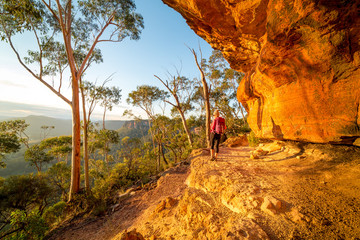 afternoon hike around the sandsttone cliffs of blue mountains