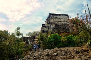 Wall Mural - Cerro Tepozteco. Sitio arqueológico ubicado en el estado mexicano de morelos. Turistas recorriendo la zona arqueológica.