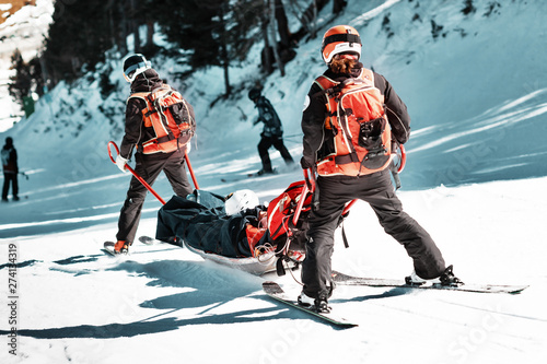 Fotografía Rescuers at a ski resort evacuate the victim from the slope.