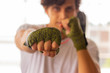 © Gener Vázquez - Retrato de hombre en posición de golpe con cintas para guantes de box en gimnasio