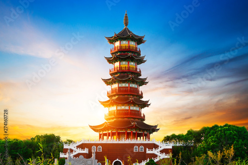 gigantyczna-dzika-gesia-pagoda-w-ranku-xi-39-an-chiny