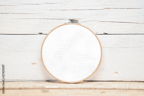 Fotografía hoops for embroidery on a wooden background - a round layout for embroidery