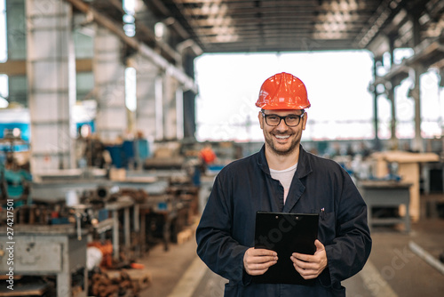 Fotografía Portrait of a manual worker at large metal industry workshop.