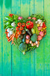 Herz aus Gemüse vor grünem Hintergrund aus Holz