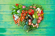 canvas print picture - Herz aus Gemüse auf grünem Hintergrund aus Holz