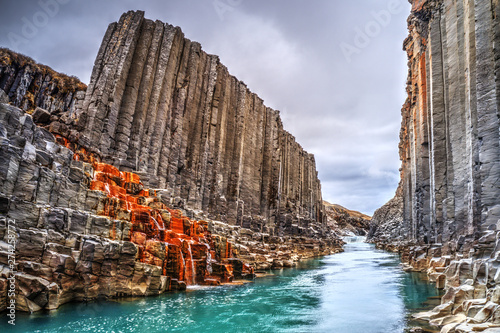 Cuadros en Lienzo Studlagil basalt canyon, Iceland