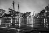 Fototapeta  - HafenCity bei Nacht und Regen