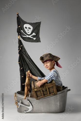 Dekoracja na wymiar  chlopiec-gra-pirata-na-statku-on