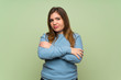 © luismolinero - Young girl over green wall feeling upset