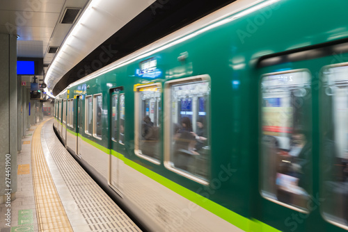 Fotografía Interior of a Tokyo subway station and platform with subway commuters in Tokyo, Japan