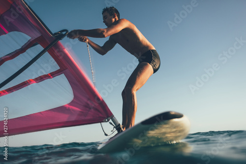Dekoracja na wymiar  balans-windsurferski-na-desce-windsurfingowej