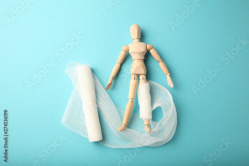 Cuadros en Lienzo Figure of man with leg wound and white gauze bandage