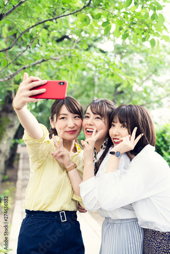 自撮りする女性グループ Stock 写真 Adobe Stock 自撮りする女性グループ Stock 写真 Adobe Stock