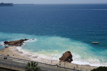 Poster - Rochers ocres dans l'eau de la mer avec vagues.