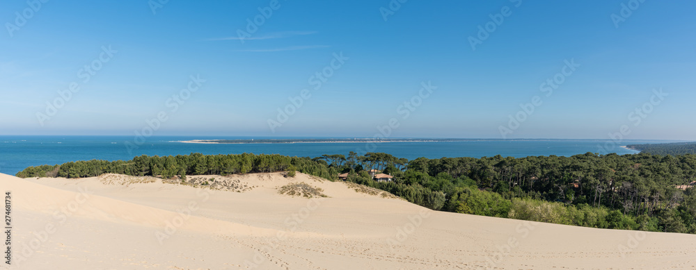 BASSIN D'ARCACHON (France), l'océan, la presqu'île du Cap Ferret et le bassin vus de la dune du Pilat - obrazy, fototapety, plakaty 