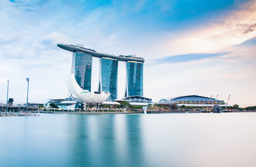 Poster - SINGAPORE, SINGAPORE - MARCH 2019: Skyline of Singapore Marina Bay at night with Marina Bay sands, Art Science museum and tourist boats