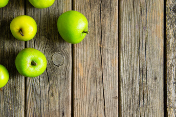 Canvas Print - green apples on old wooden background