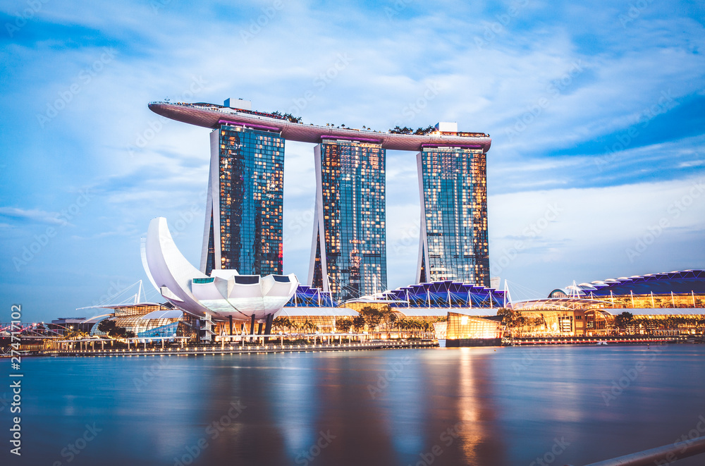 SINGAPORE, SINGAPORE - MARCH 2019: Skyline of Singapore Marina Bay at night with Marina Bay sands, Art Science museum and tourist boats - obrazy, fototapety, plakaty 