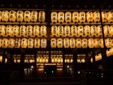 Fototapeta Na drzwi -  Lit Lanterns at Yasaka or Gion Shrine at night. Yasaka Shrine is one of the most famous shrines in Kyoto, Japan.